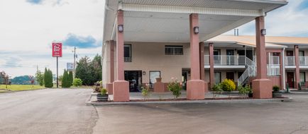 Red Roof Inn & Suites Rome Exterior