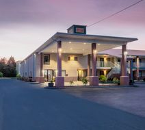 Red Roof Inn & Suites Rome Exterior