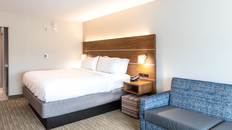 Holiday Inn Express & Suites Piedmont Room