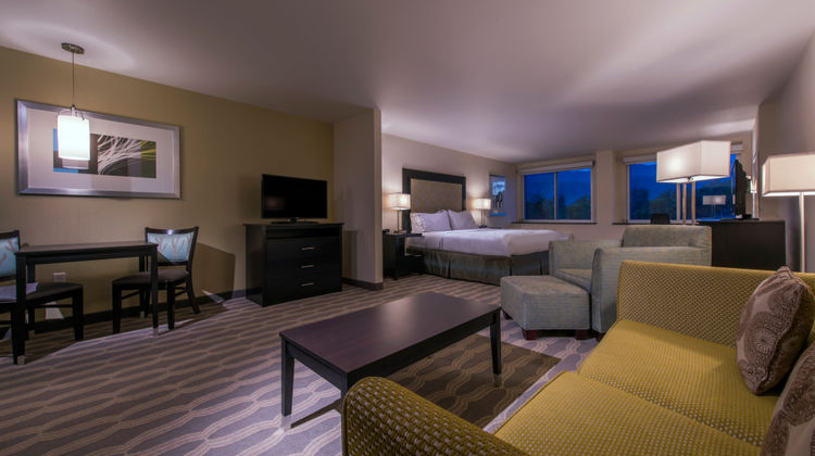 Holiday Inn Express Hotel & Suites Suite