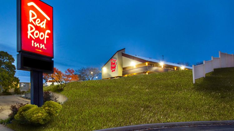 Red Roof Inn Madison, WI Exterior