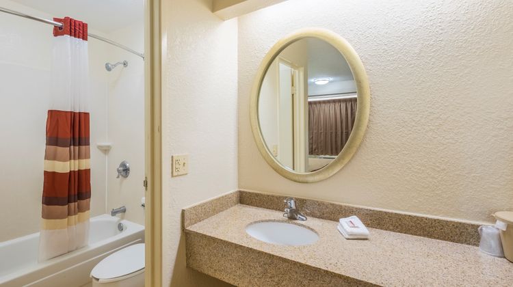 Red Roof Inn Jacksonville Airport Room