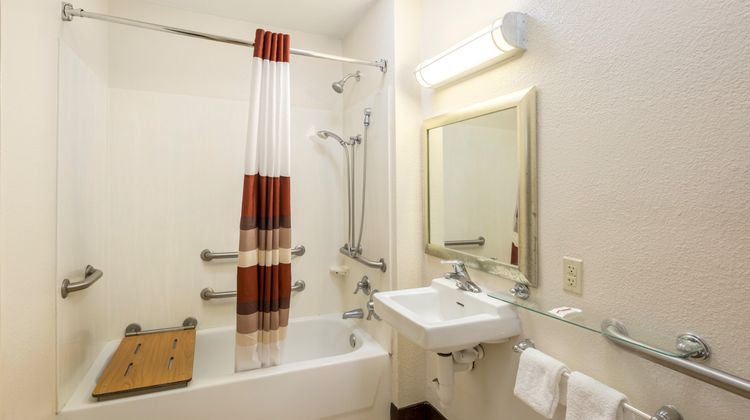 Red Roof Inn Jacksonville Airport Room