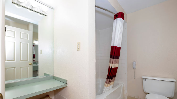 Red Roof Inn & Suites Hazleton Room