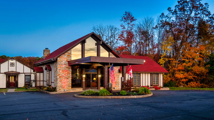 Red Roof Inn & Suites Hazleton Exterior