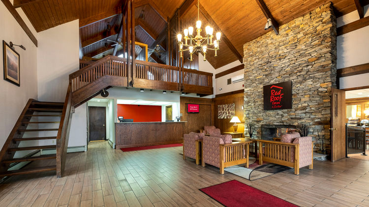 Red Roof Inn & Suites Hazleton Lobby