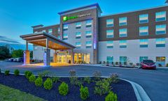 Holiday Inn Express & Suites Versailles