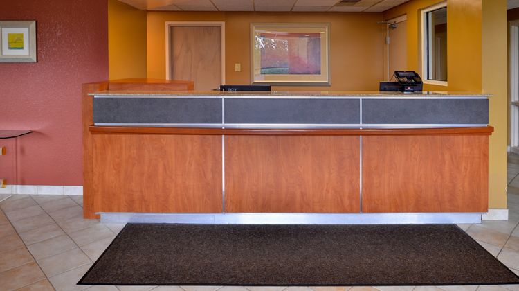 Red Roof Inn Sandusky - Milan Lobby