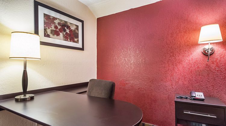 Red Roof Inn Anderson, IN Room