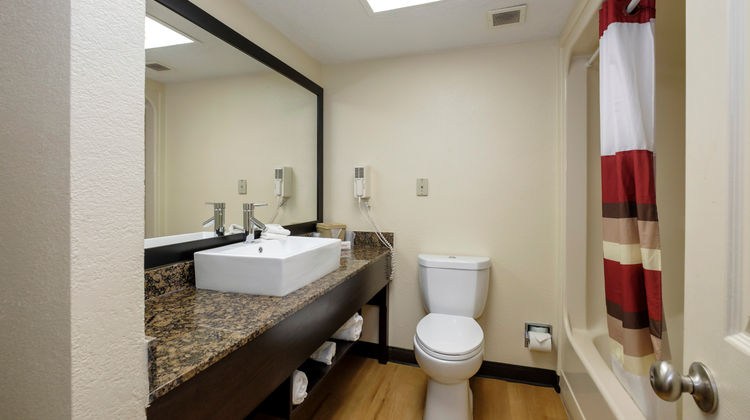 Red Roof PLUS & Suites Opelika Room