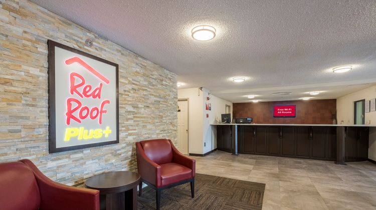Red Roof PLUS & Suites Opelika Lobby
