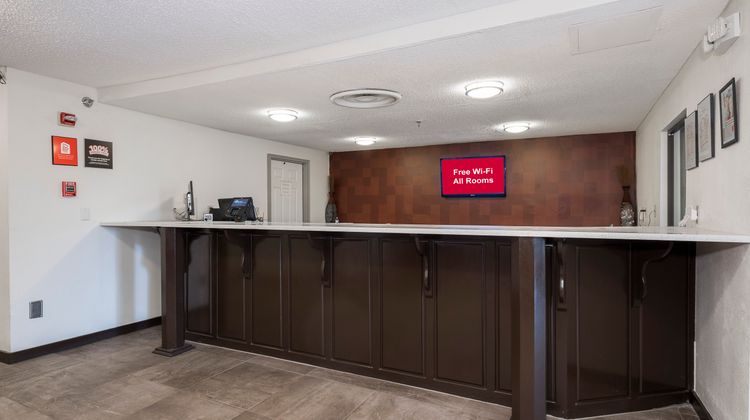 Red Roof PLUS & Suites Opelika Lobby
