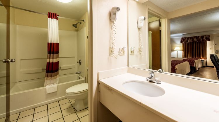 Red Roof Inn & Suites Clinton, TN Room