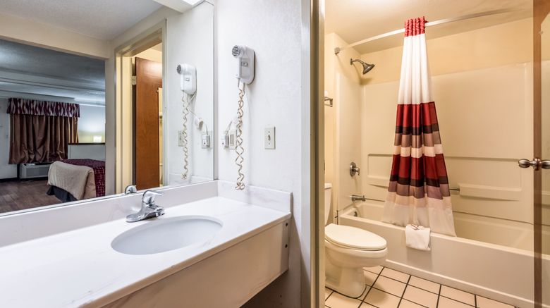<b>Red Roof Inn & Suites Clinton, TN Room</b>. Images powered by <a href="https://www.leonardoworldwide.com/" title="Leonardo Worldwide" target="_blank">Leonardo</a>.