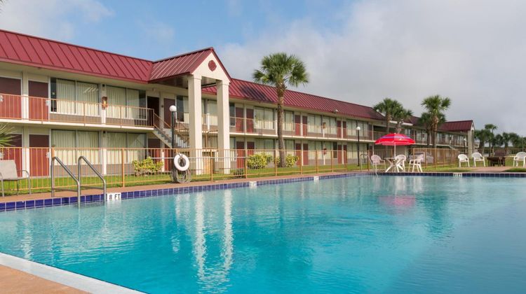 OYO Hotel Dundee By Crystal Lake Pool