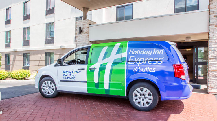 Holiday Inn Express & Suites Arpt Wolf Lobby