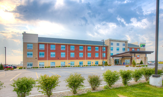 Holiday Inn Express & Suites Remington Exterior