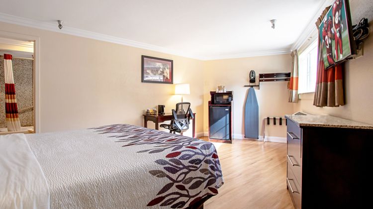 Red Roof Inn & Suites Monterey Room