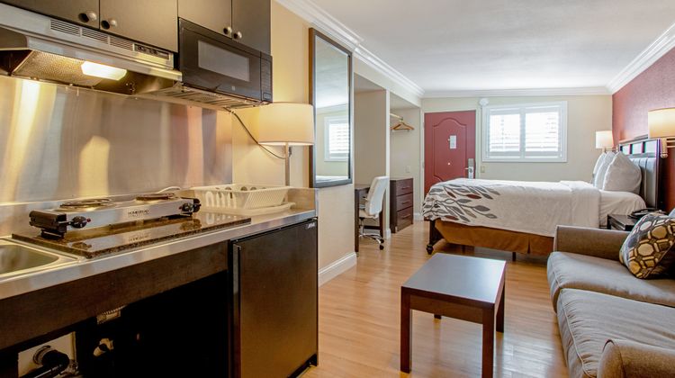Red Roof Inn & Suites Monterey Suite