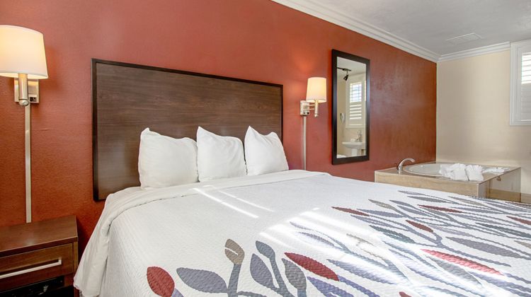 Red Roof Inn & Suites Monterey Suite
