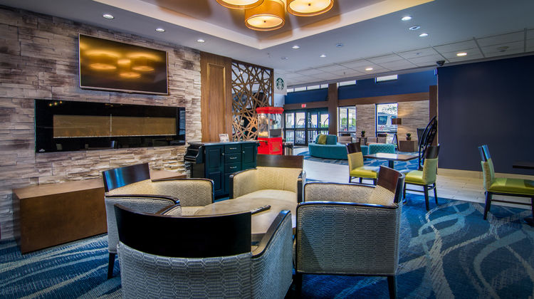 Holiday Inn & Suites Syracuse Airport Exterior