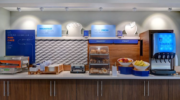 Holiday Inn Express & Suites Anderson Restaurant
