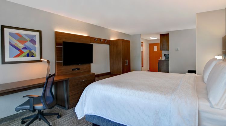 Holiday Inn Express & Suites Anderson Suite