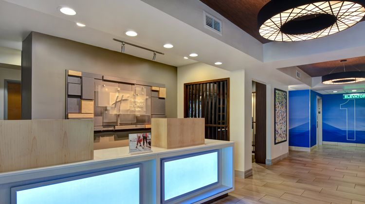 Holiday Inn Express & Suites Anderson Lobby