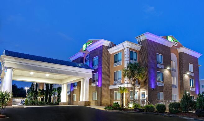 Holiday Inn Express & Suites Anderson Exterior