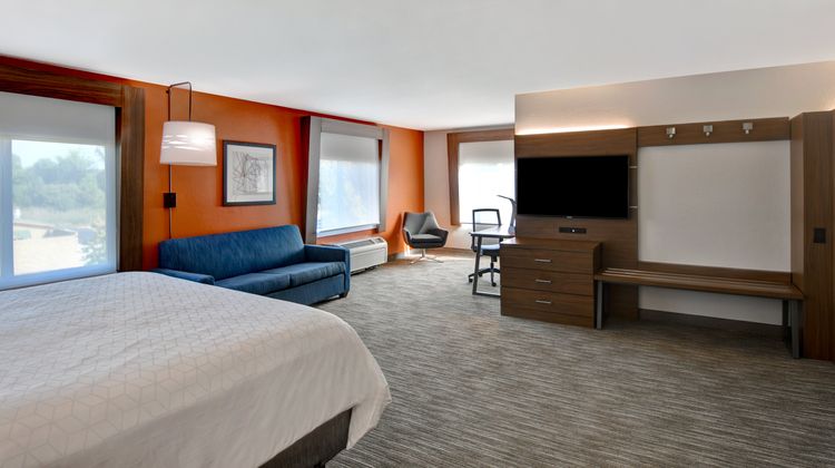 Holiday Inn Express & Suites Anderson Suite