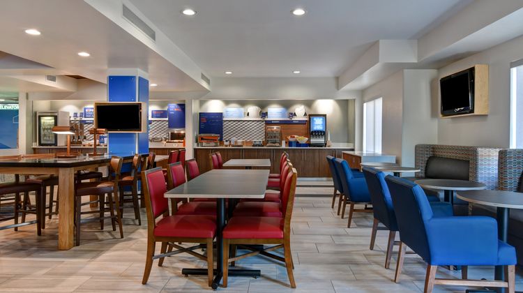 Holiday Inn Express & Suites Anderson Lobby