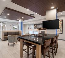 Holiday Inn Express/Stes Hoffman Estates Lobby