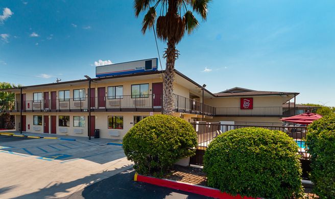 Red Roof Inn San Antonio E - Frost Bank Exterior