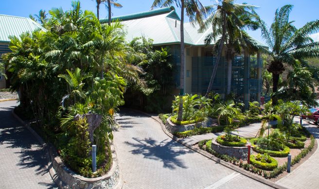 Gateway Hotel & Apartments Exterior