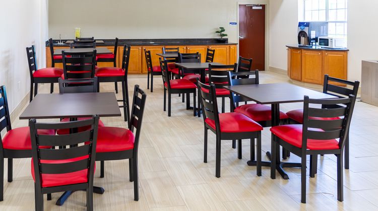 Red Roof PLUS+ & Suites Savannah I-95 Restaurant