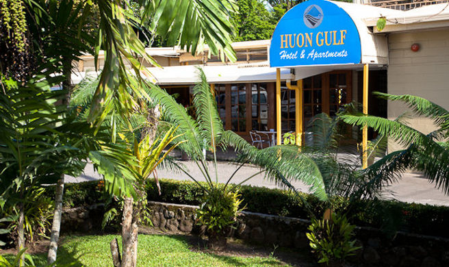 Huon Gulf Hotel & Apartments Exterior