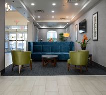 Holiday Inn Express & Suites Kansas City Lobby