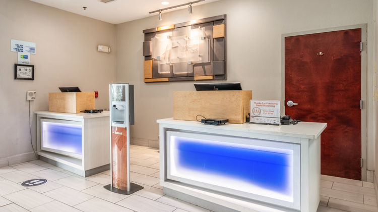 Holiday Inn Express Hotel & Suites Lobby