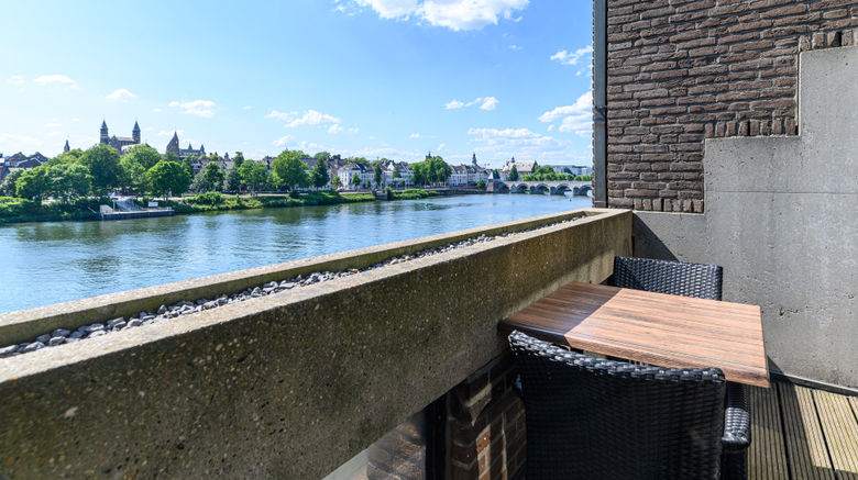 <b>Crowne Plaza Maastricht Lobby</b>. Images powered by <a href="https://www.leonardoworldwide.com/" title="Leonardo Worldwide" target="_blank">Leonardo</a>.