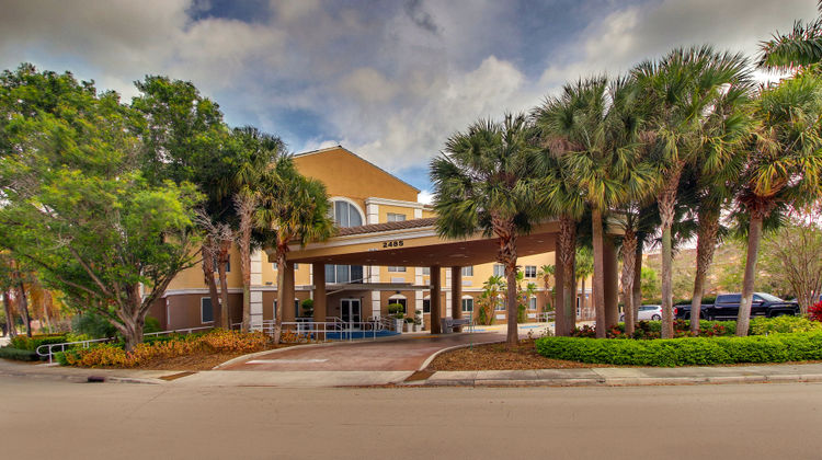 Holiday Inn Express Hotel & Suites Exterior