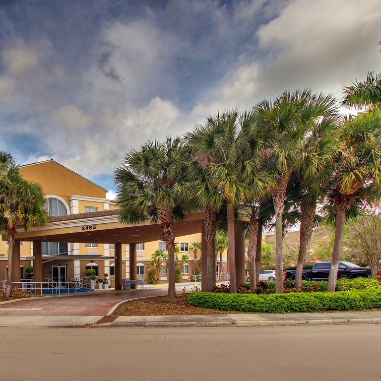 Holiday Inn Express Hotel & Suites