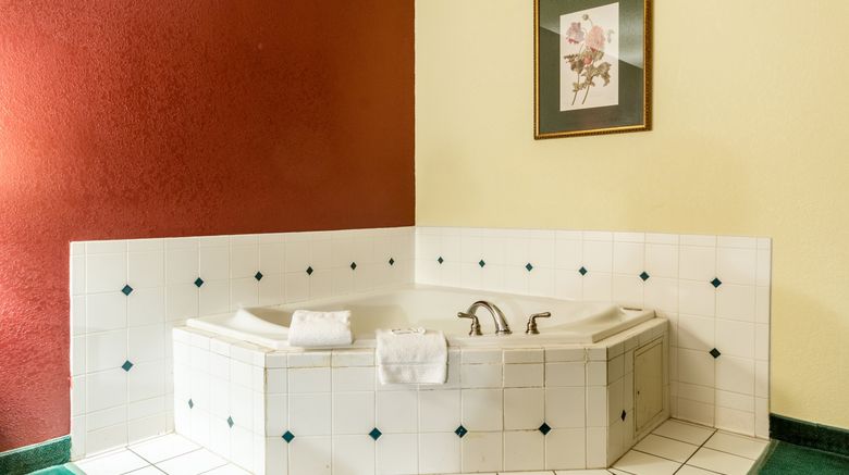 <b>Red Roof Inn Morehead Room</b>. Images powered by <a href="https://www.leonardoworldwide.com/" title="Leonardo Worldwide" target="_blank">Leonardo</a>.