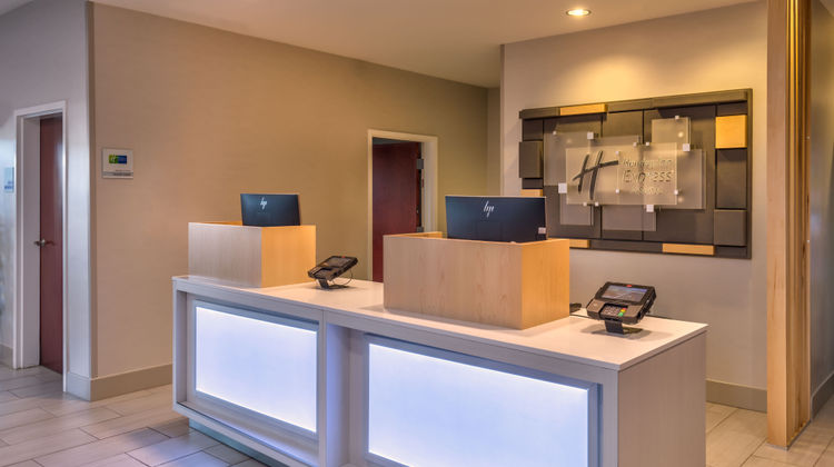 Holiday Inn Express Hotel & Suites Lobby