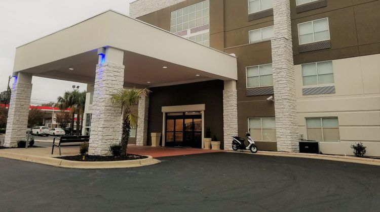 Holiday Inn Express Columbia NE Exterior