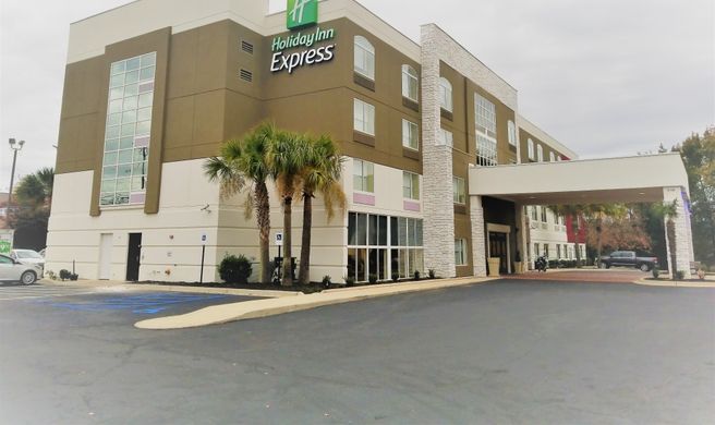 Holiday Inn Express Columbia NE Exterior