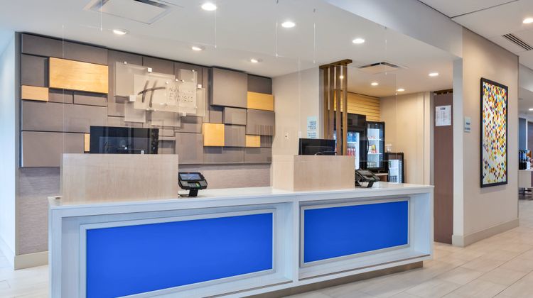 Holiday Inn Express & Stes Airport South Lobby