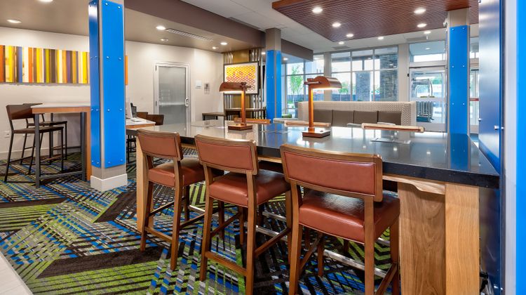 Holiday Inn Express & Stes Airport South Lobby