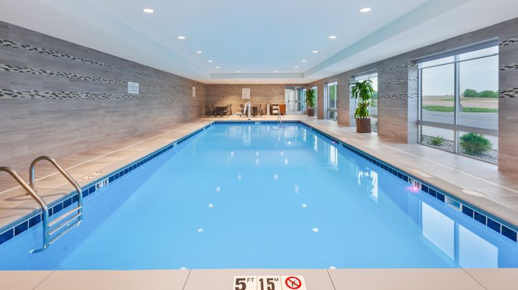 Holiday Inn Express & Stes Airport South Pool