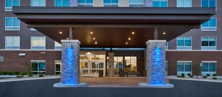 Holiday Inn Express & Stes Airport South Exterior