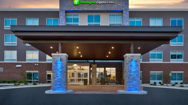 Holiday Inn Express & Stes Airport South Exterior